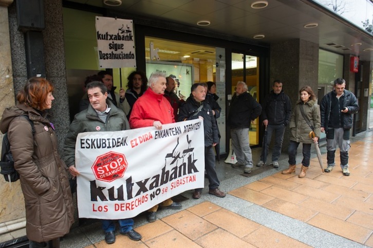 Concentración de Stop Desahucios Bidasoa frente a la oficina de Kutxabank en Irun. (Andoni CANELLADA/ARGAZKI PRESS)