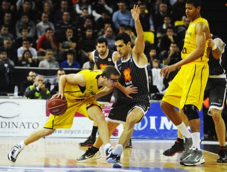 Un lance del encuentro entre el Bilbao Basket y el Gran Canaria. (ARGAZKI PRESS)