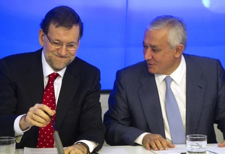 El presidente del Gobierno español, Mariano Rajoy, junto a Javier Arenas, en una reunión del PP. (Dominique FAGET/AFP PHOTO)