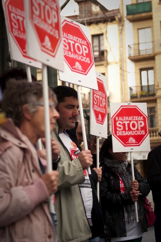Imagen de la rueda de prensa uqe Stop Desahucios de Gipuzkoa ha celebrado en Donostia. (Gari GARAIALDE/ARGAZKI PRESS)