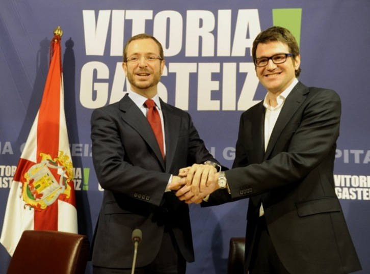 Javier Maroto y Gorka Urtaran han escenificado el acuerdo con un apretón de manos. (Juanan RUIZ/ARGAZKI PRESS)