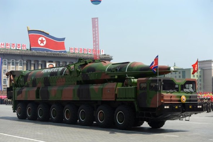 Un camión militar traslada varios misiles, de 20 metros de largo, durante un desfile en Pyongyang. (Pedro UGARTE/AFP)