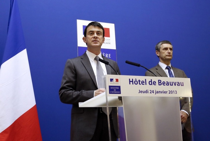 El ministro de Interior, Manuel Valls, junto al delegado de seguridad vial, Frederic Pechenard. (Jacques DEMARTHON/AFP) 