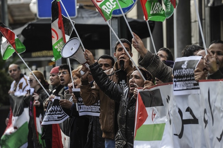 Banderas saharauis y gritos a favor de la independencia han sido protagonistas durante la prostesta. (Luis JAUREGIALTZO/ARGAZKI PRESS)