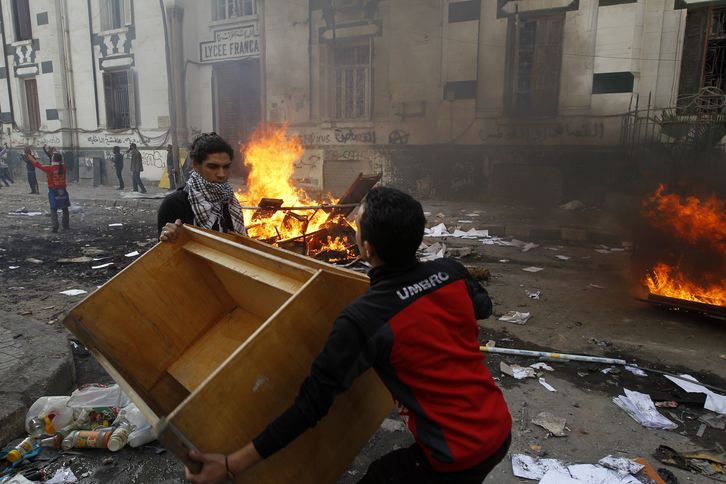 Los enfrentamientos se repitieron ayer en El Cairo y varias ciudades. (Mohamed ABED / AFP)
