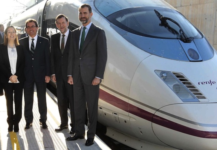 Artur Mas, Mariano Rajoy y Felipe de Borbón en la reciente inauguración del TAV de Barcelona a Figueres. (Toni ALBIR/AFP PHOTO)