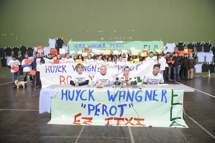Imagen de la rueda de prensa que los trabajadores de la empresa Huyck Wangner, más conocida como Perot, han ofrecido esta mañana. (Jon URBE/ARGAZKI PRESS)