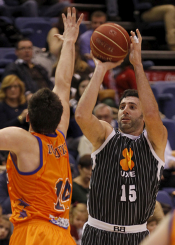 Alex Mumbrú prevé un partidu duro contra el Valencia Basket. (ARGAZKI PRESS)