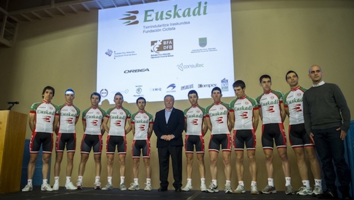 Presentación del proyecto y el maillot de la Fundación Ciclista Euskadi. (Luis JAUREGIALTZO/ARGAZKI PRESS)