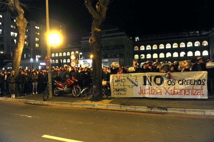 Concentración frente a la comisaría de la Ertzaintza de la calle Olagibel, en Gasteiz. (Juanan RUIZ/ARGAZKI PRESS)