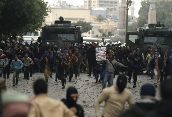 Enfrentamientos entre partidarios y opositores de Morsi en El Cairo. (Mohammed ABED/AFP)