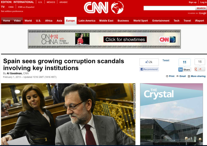 Web de la CNN, que ilustra la noticia de los supuestos sobre sueldos con una imagen de Rajoy y Sáenz de Santamaría. (CNN)