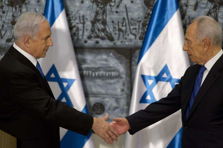 El primer ministro israelí Benjamin Netanyahu y el presidente Simon Peres. (Jim HOLLANDER / AFP)