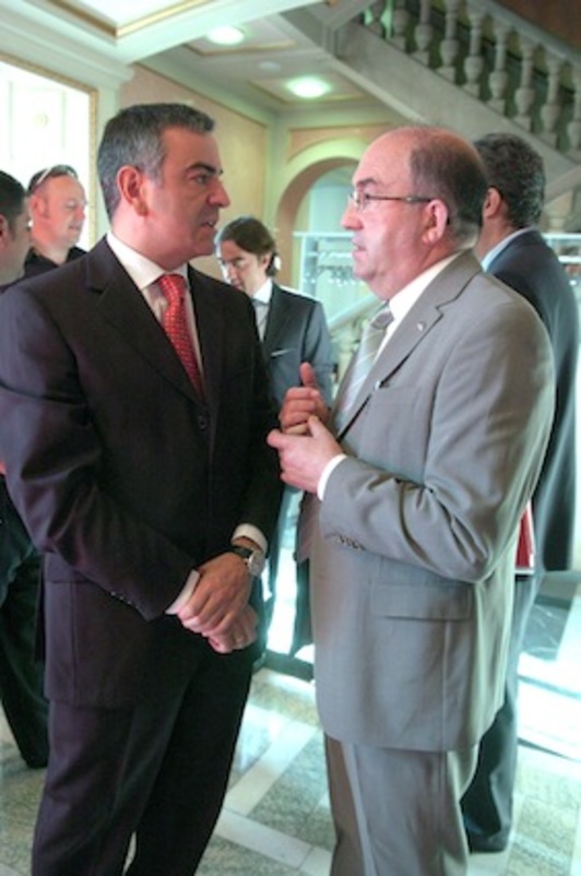 Santiago Abascal charla con Javier de Andrés, en una imagen de 2007. (Juanan RUIZ/ARGAZKI PRESS)