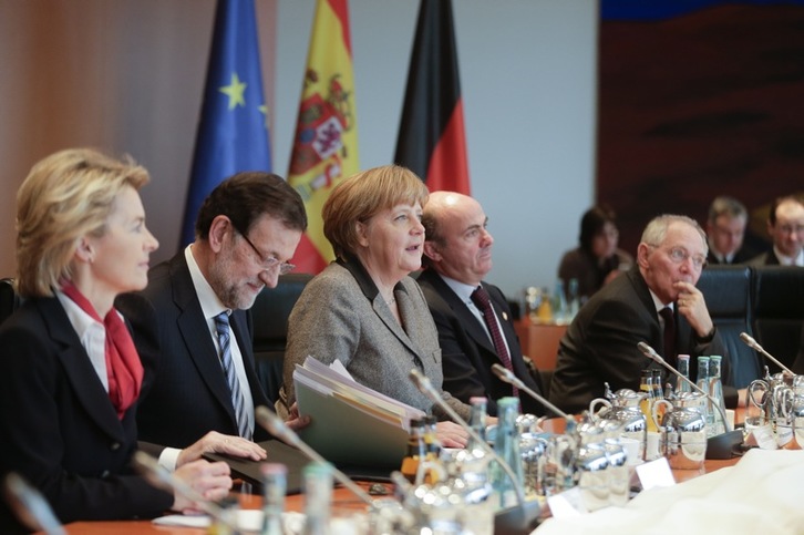 Mariano Rajoy junto a Angela Merkel, hoy en Berlín. (Markus SCHREIBER/AFP) 