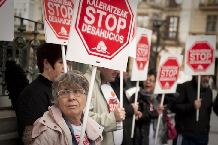 Concentración contra los desahucios en Donostia. (Gari GARAIALDE/ARGAZKI PRESS)