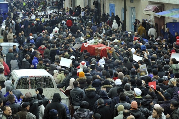 Miles de tunecinos han salido a la calle a despedir a Chukri Bel Aid. (Fethi BELAID/AFP PHOTO)