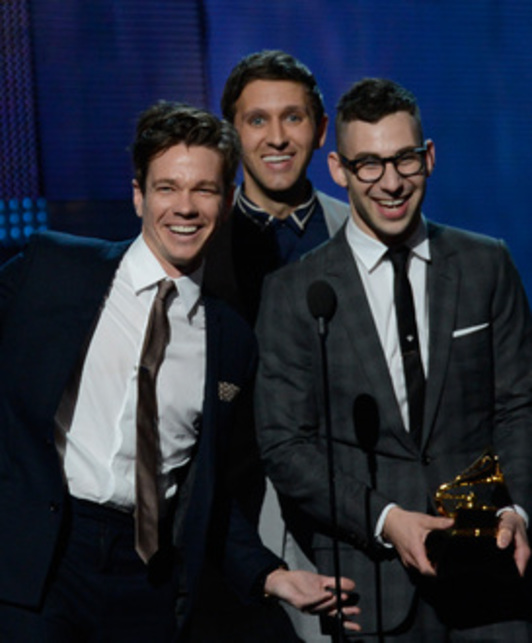 La banda neoyorquina FUN. recoge el Grammy a la mejor canción del año. (Kevork DJANSEZIAN/AFP)