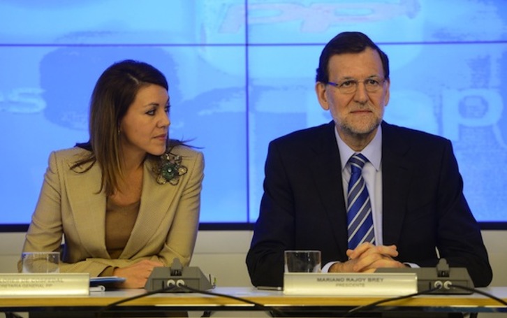 La secretaria general del PP, María Dolores de Cospedal, junto a Mariano Rajoy. (Pierre-Philippe MARCOU/AFP PHOTO)
