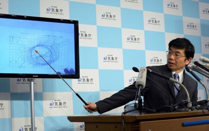 El jefe de la agencia meteorológica de Japón explica el registro de un movimiento sísmico en Corea del Norte. (Yoshikazu TSUNO/AFP)