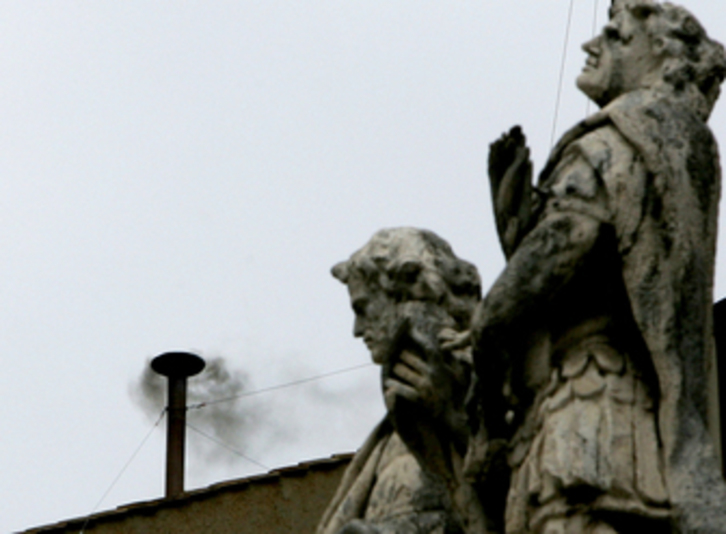 Imagen tomada en abril de 2005, con ‘fumata negra’, durante el proceso de elección del nuevo Papa. (Patrick HERZOG)
