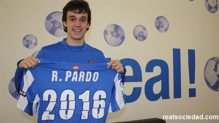 Rubén Pardo, durante la firma del nuevo contrato. (Real Sociedad)