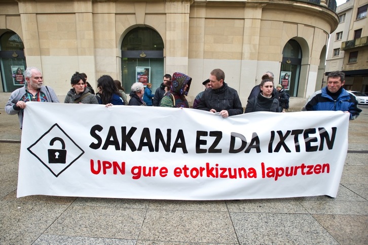 Imagen de la concentración llevada a cabo por representantes de Sakana en Iruñea. (Iñigo URIZ/ARGAZKI PRESS)