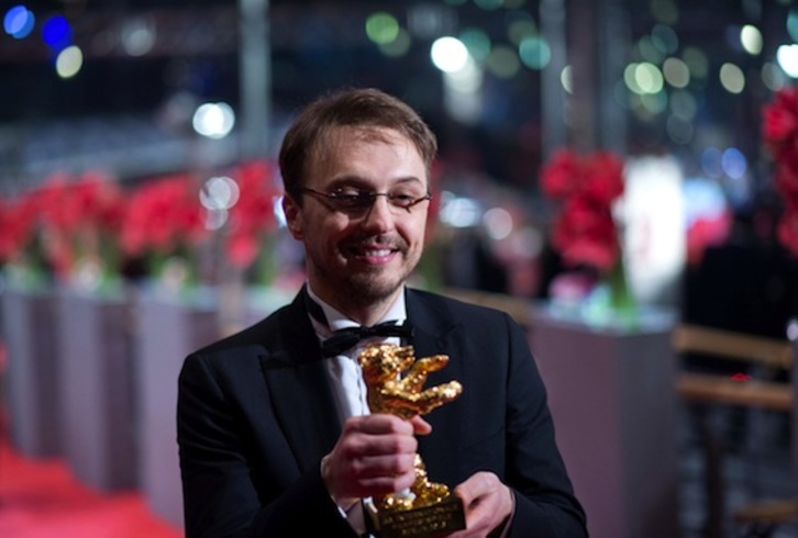 El realizador rumano Calin Peter Netzer, cuya cinta ‘Pozitia Copilului’ ha recibido el Oso de Oro. (Johannes EISELE/AFP PHOTO)