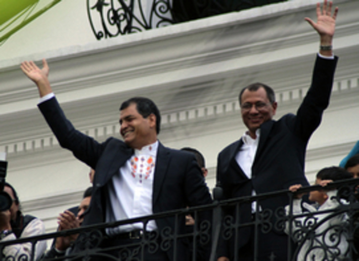 Rafael Correa ha celebrado los resultados en el balcón del palacio de Carondelet. (Daniel MOLINEROS/AFP)