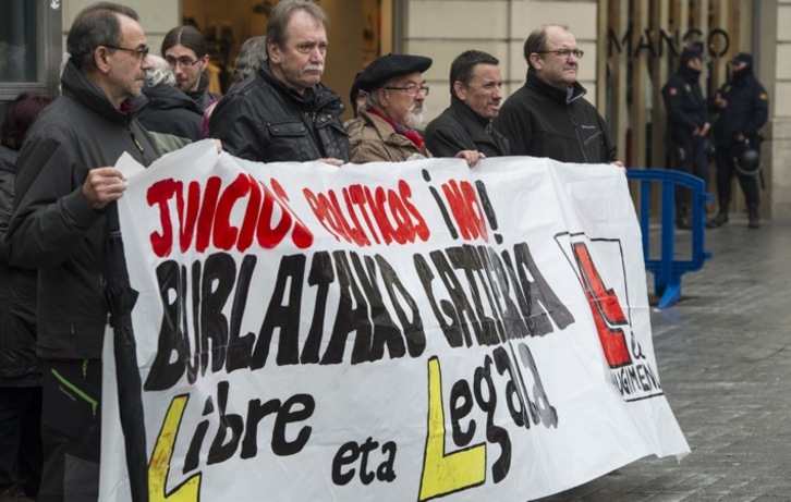 Con motivo del juicio, Eleak se ha concentrado ante la sede del Gobierno español en Iruñea. (Jagoba MANTEROLA/ARGAZKI PRESS)