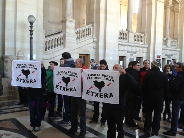 La demanda de la repatriación de los prisioneros vascos ha llegado hasta el tribunal. (Oihane LARRETXEA)