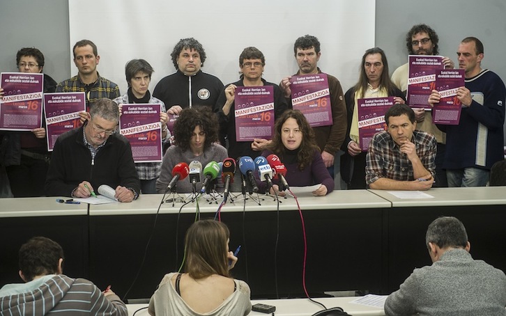 Sindicatos y grupos sociales llaman a manifestarse el 16 de marzo en Bilbo. (Luis JAUREGIALTZO/ARGAZKI PRESS)