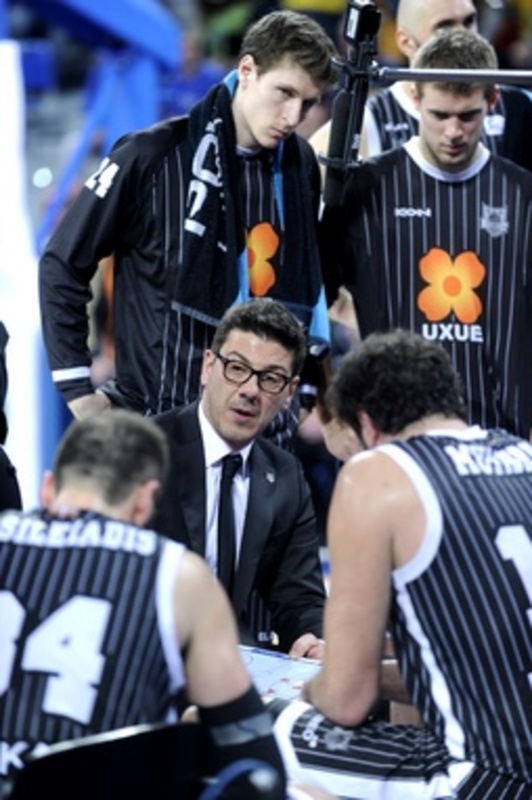 Katsikaris y varios jugadores del Uxue Bilbao Basket, durante un partido de la presente temporada. (Juanan RUIZ/ARGAZKI PRESS)