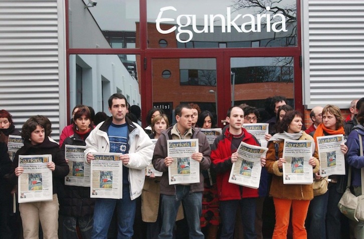 ‘Euskaldunon Egunkaria’-ko langileen elkarretaratzea, itxieraren egunean bertan. (Jon URBE/ARGAZKI PRESS)