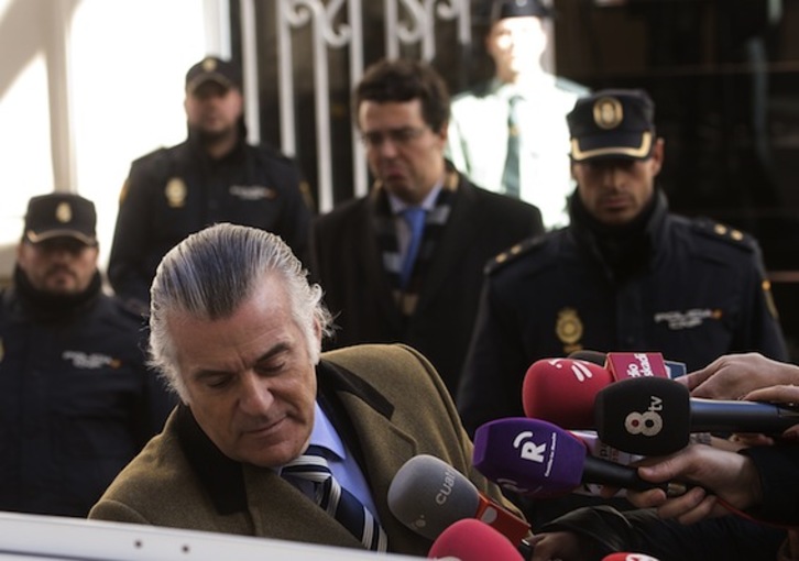Luis Bárcenas, a su salida de la Fiscalía Anticorrupción tras declarar por la supuesta contabilidad B del PP. (Pierre-Philippe MARCOU/AFP)