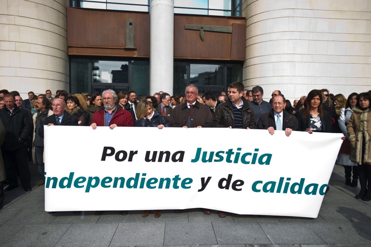 Concentración frente al Palacio de Justicia de Iruñea. (Iñigo URIZ/ARGAZKI PRESS)