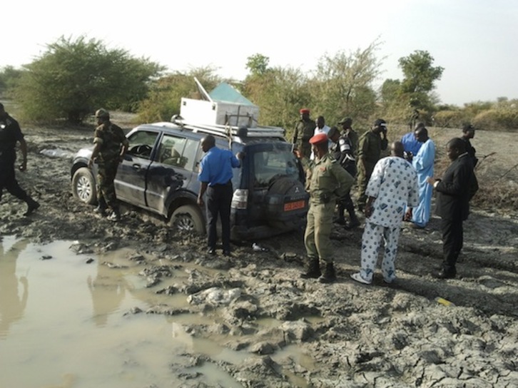 Policías y soldados de Camerún se reunieron este martes alrededor del vahículo de la familia secuestrada. (AFP)