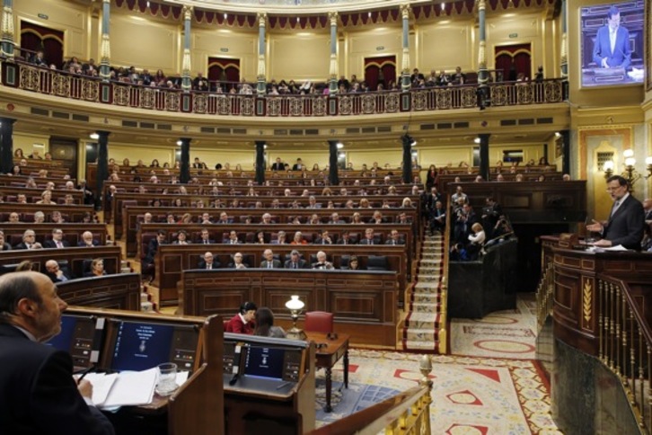 Rubalcaba escucha la intervención de Mariano Rajoy en el Congreso. (César MANSO/AFP)