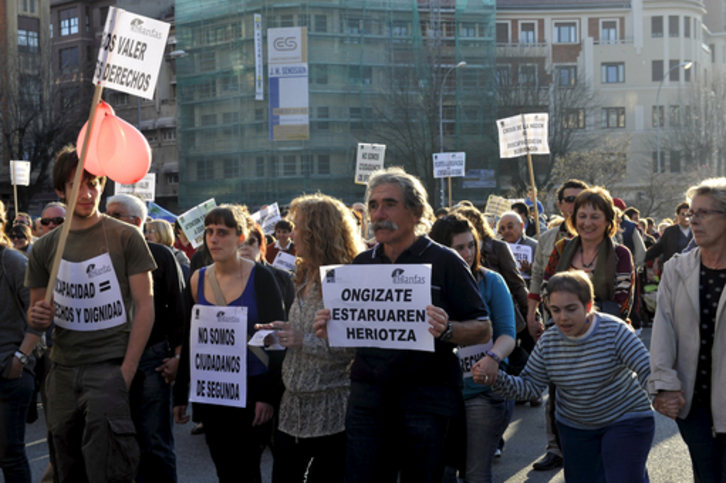 Imagen de una manifestación de la asociación Anfas para denunciar los recortes. (Idoia ZABALETA/ARGAZKI PRESS)