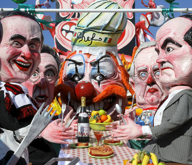 Caricaturas carnavaleras de los principales dirigentes políticos italianos. (Fabio MUZZI / AFP)