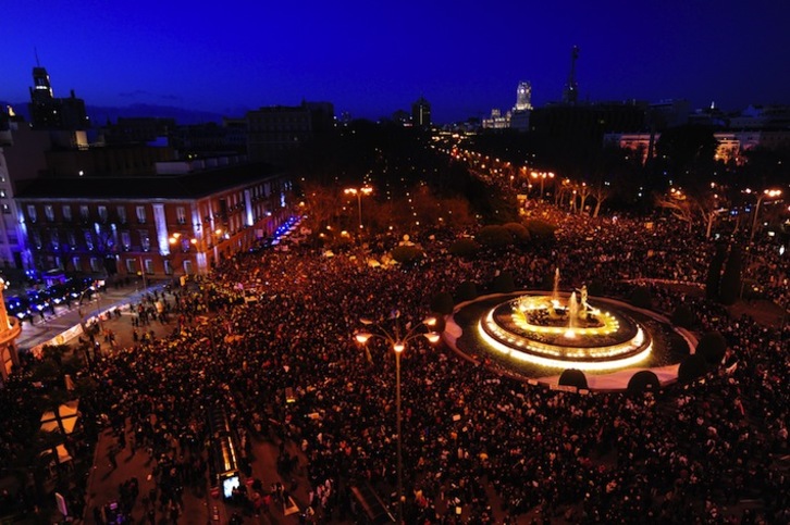 La Plaza Neptuno de Madrid, rodeada por miles y miles de manifestantes. (Borja SANCHEZ-TRILLO/AFP)