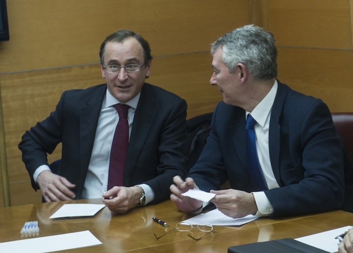 Alfonso Alonso, a la izquierda, durante la reunión del comité nacional de PP de la CAV. (Luis JAUREGIALTZO/ARGAZKI PRESS)