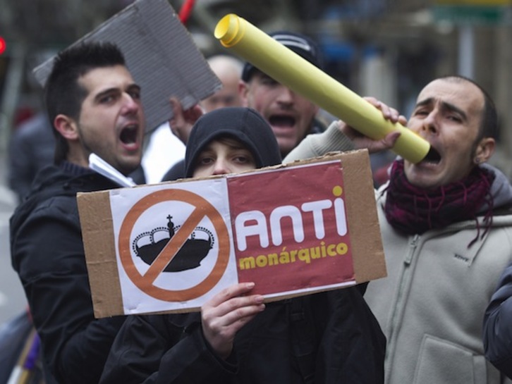 Protestas antimonárquicas ante los juzgados de Palma, durante la declaración de Iñaki Urdangarin. (Jaime REINA/AFP PHOTO)
