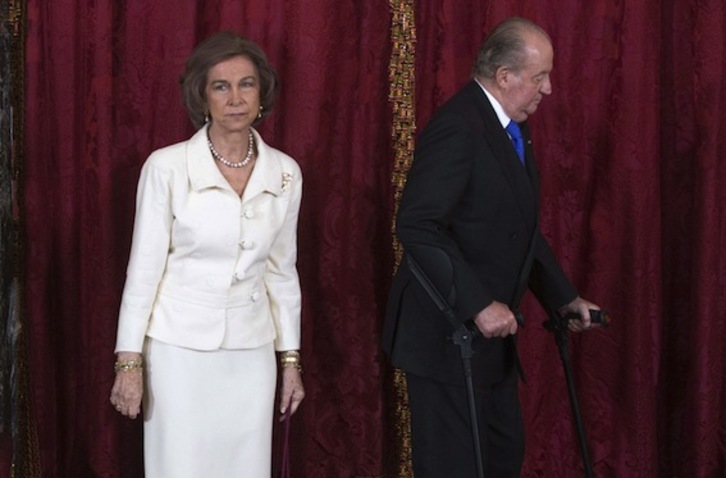 Juan Carlos de Borbón, junto a su mujer, Sofía, en la Zarzuela. (Dani POZO/AFP)