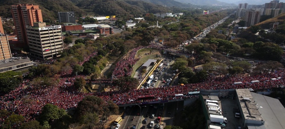 La marea roja bolivariana inundaba ayer una de las arterias de la capital venezolana. (Francisco BATISTA/AFP)