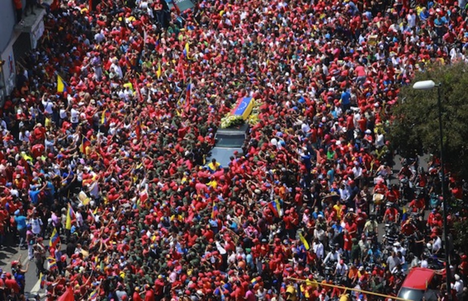 El féretro con los restos mortales de Chávez, entre la gente que se agolpaba para dar su último adiós a su presidente. (Francisco BATISTA/AFP)