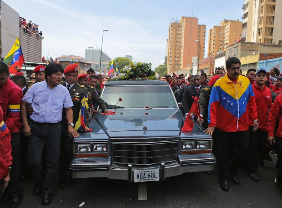 El presidente boliviano, Evo Morales, y el presidente interino de Venezuela, Nicolás Maduro, custodian el cortejo fúnebre de Hugo Chávez. (Marcelo GARCÍA/AFP)