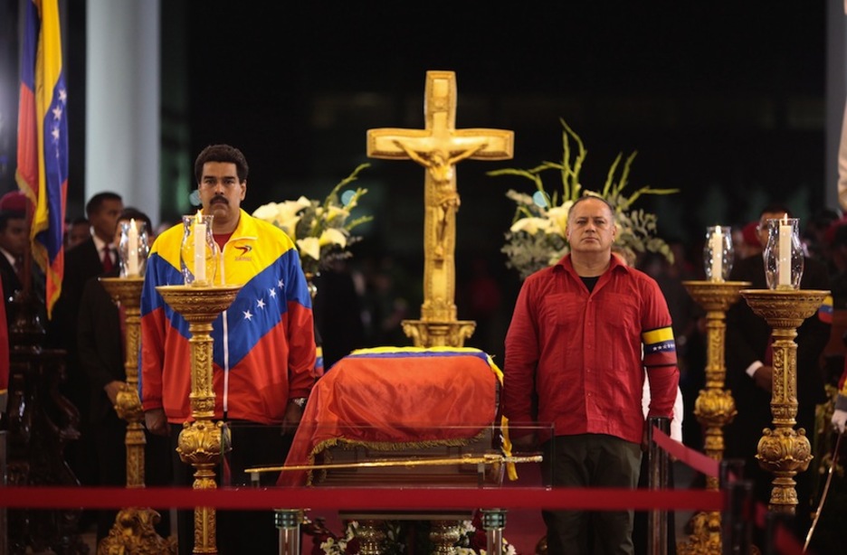 El presidente interino, Nicolás Maduro, y el presidente de la Asamblea Nacional, Diosdado Cabello, custodian el cuerpo de Chávez. (AFP)