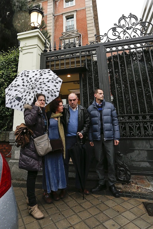 Familiares de Yolanda González en el exterior del ministerio del Interior español. (Enrique DE LA FUENTE/LOF AGENCIA)