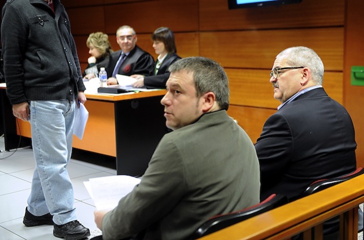 Enrique Antolín y Xabier Aierdi, durante el juicio en su contra por haber permitido los estudios a dos deportados vascos. (Marisol RAMIREZ/ARGAZKI PRESS)